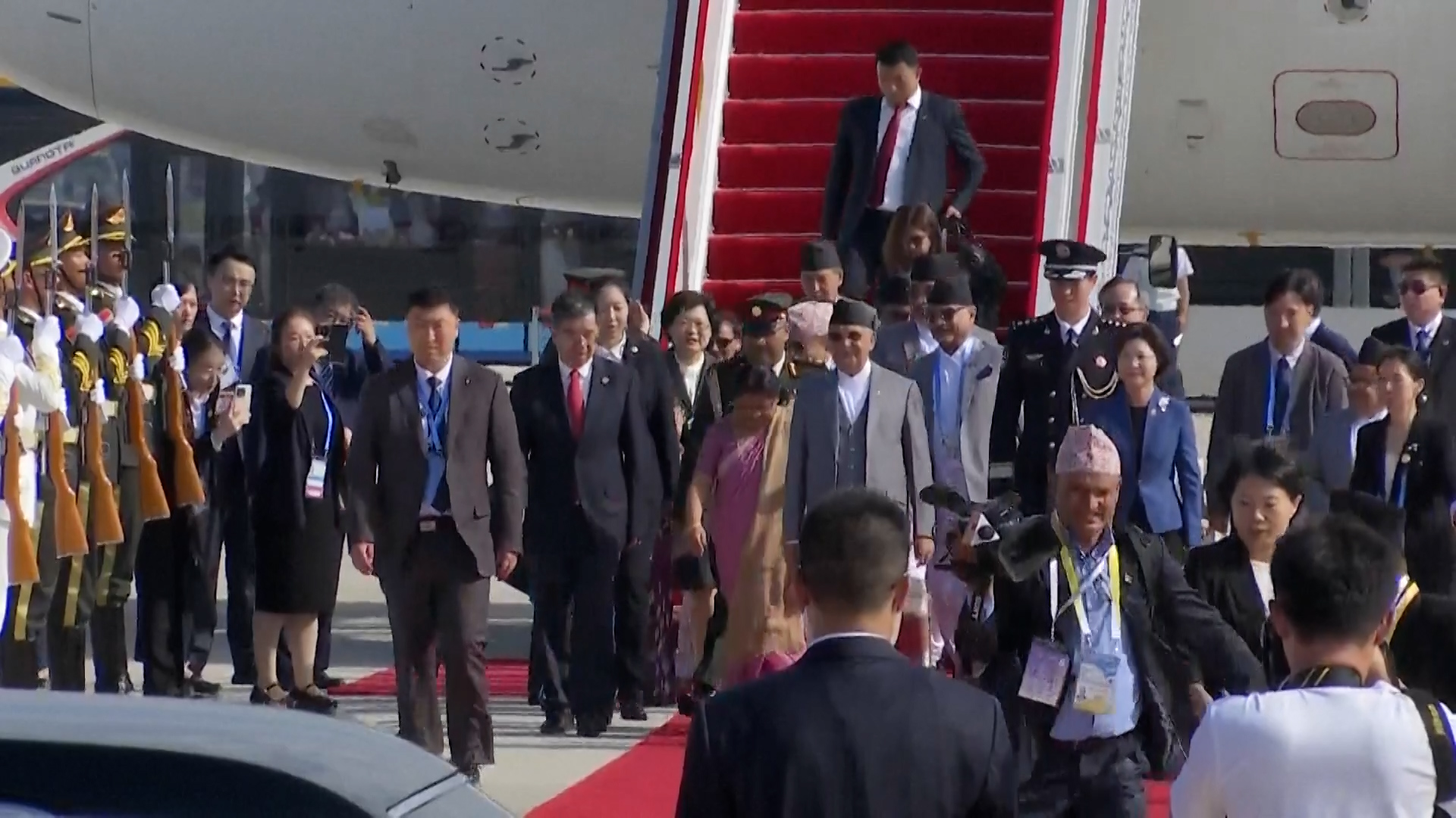 प्रधानमन्त्री ओली चीनको थ्येनचिन विमानस्थमा अवतरण