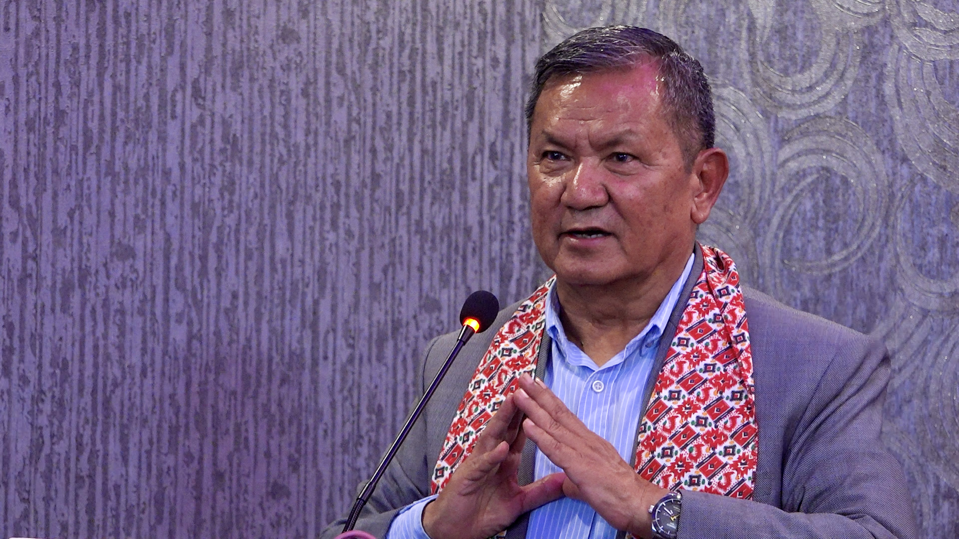 प्रदर्शनकारीले संचारमन्त्री गुरुङको घरमा आगो लगाइदिए