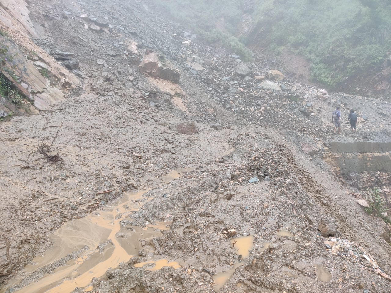 दार्चुला–गोकुेलेश्वर सडक : तेर्छालेक रनेबास क्षेत्र अवरुद्ध