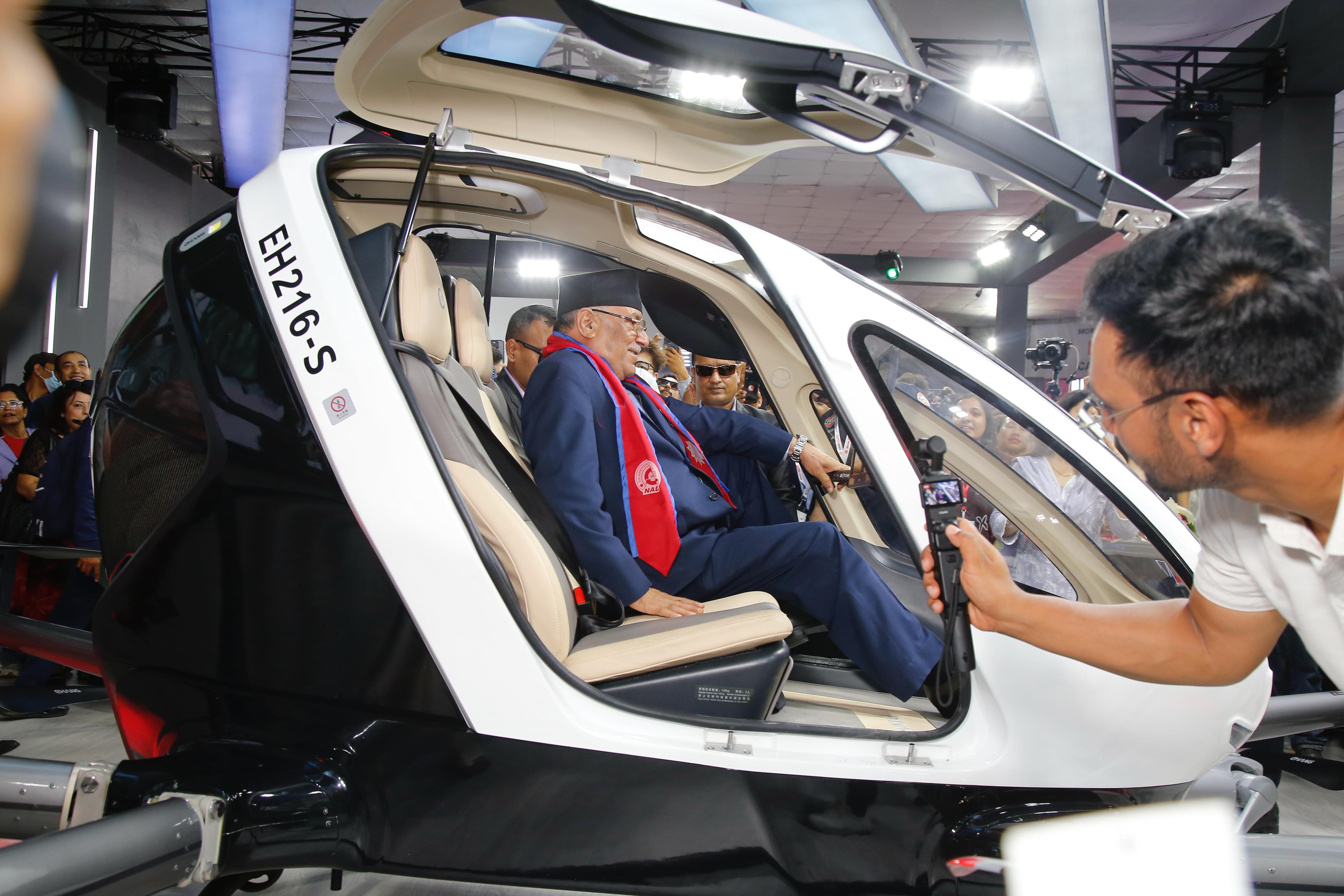 उड्ने कारमा प्रचण्ड, रोबाेटले गर्‍यो स्वागत (तस्बिरहरू)