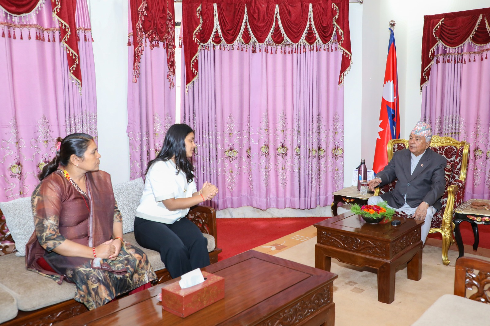 राष्ट्रपतिसँग विपिन जोशीका परिवारको भेट