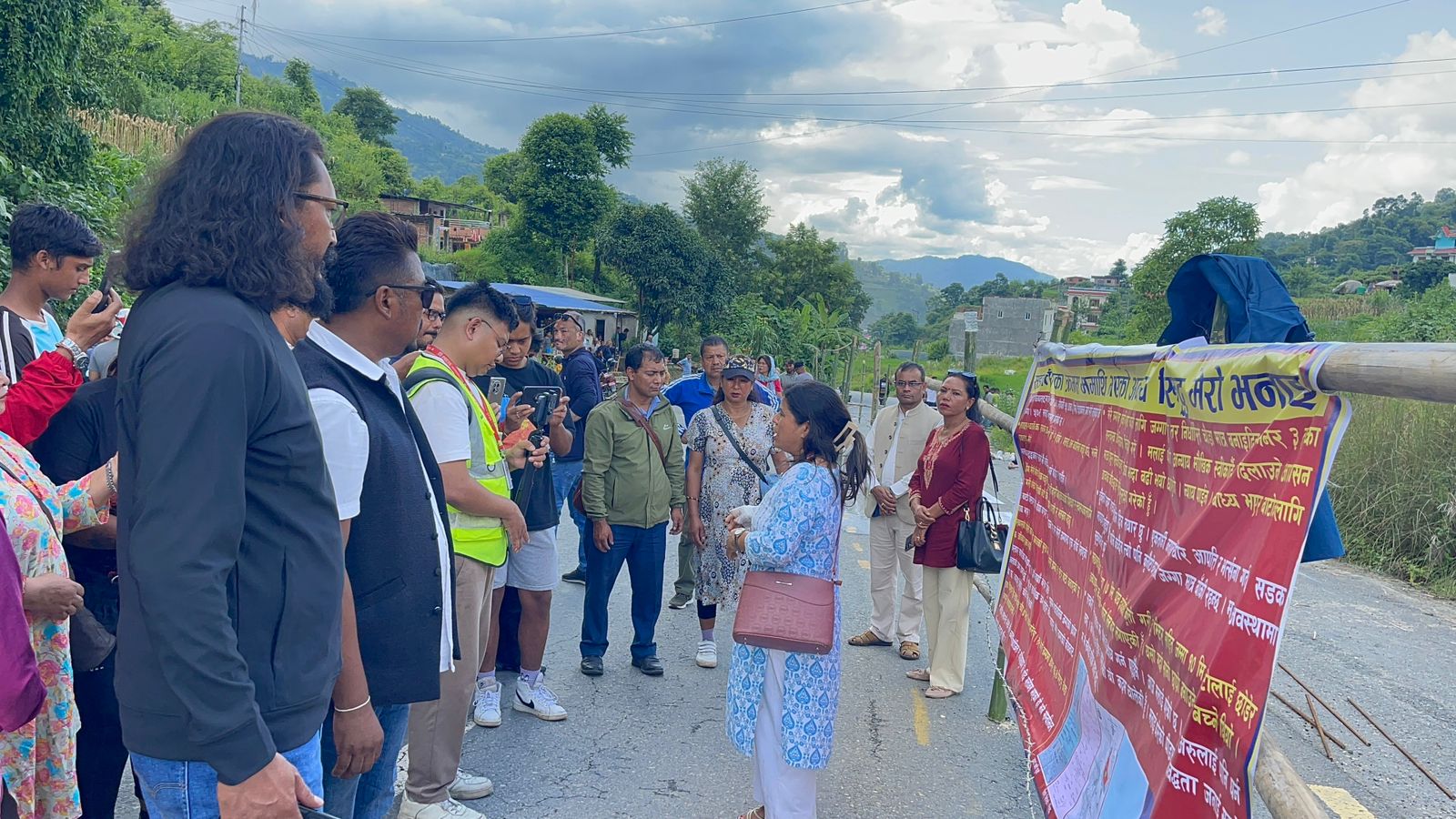 धादिङ-धार्के कालोपत्रे सडकमा लगाइयो बार