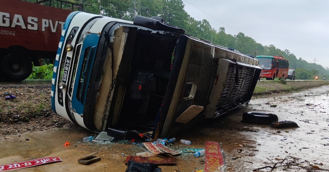 सर्लाहीको ईश्वरपुरमा यात्रुबस दुर्घटना हुँदा १८ जना घाइते