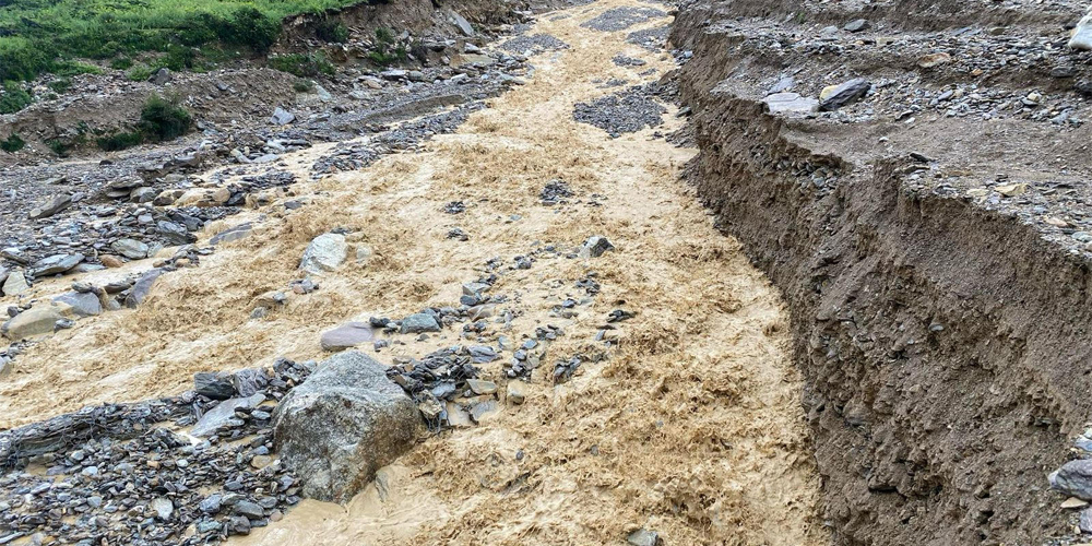 वर्षाले दार्चुलाको छाङ्गरु र तिंकर जोड्ने तीन वटा काठे पुल बगायो