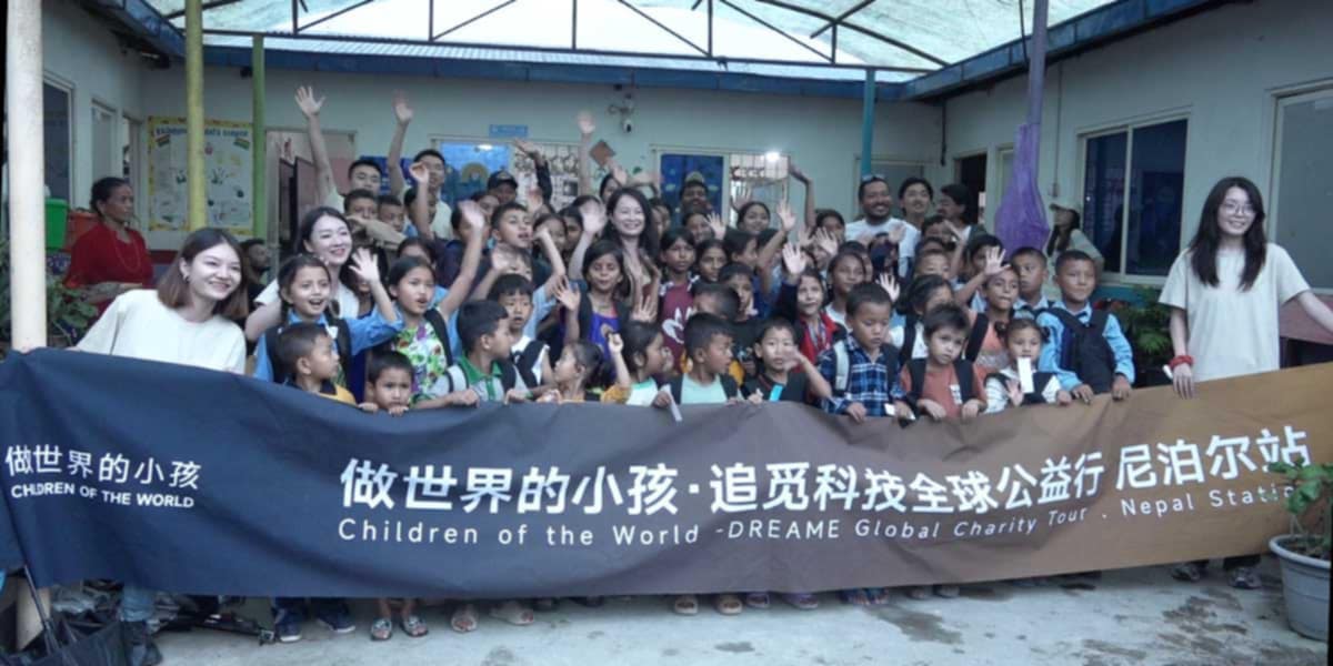 ड्रिमी र रेन्बोको सहकार्यमा दुई विद्यालयलाई स्मार्ट बोर्ड र कम्प्युटर सहयोग