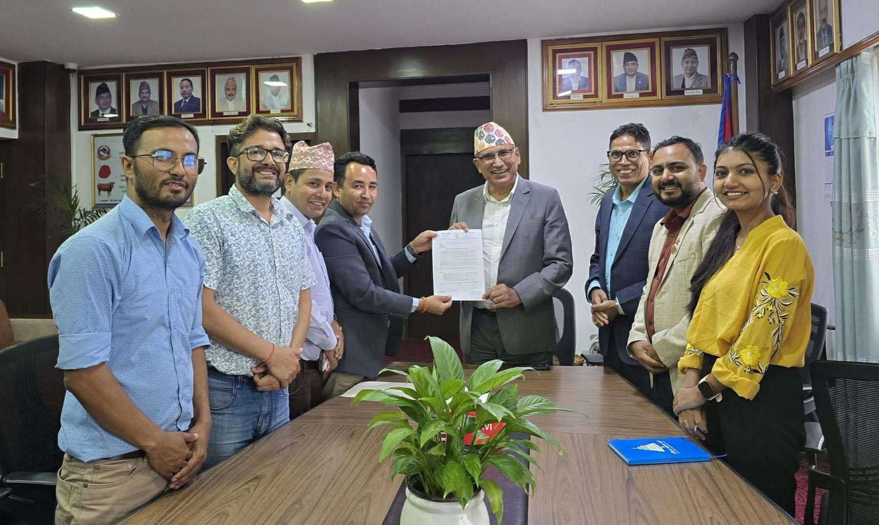 चीनसँगको बाटो खोल्न माग गर्दै अर्थमन्त्रीलाई ज्ञापनपत्र