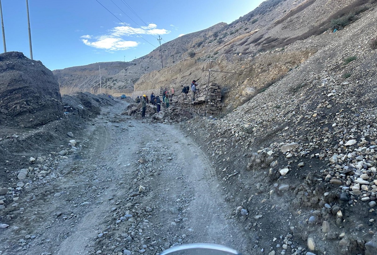 कागबेनी–छुसाङ सडक कालोपत्र सुरू