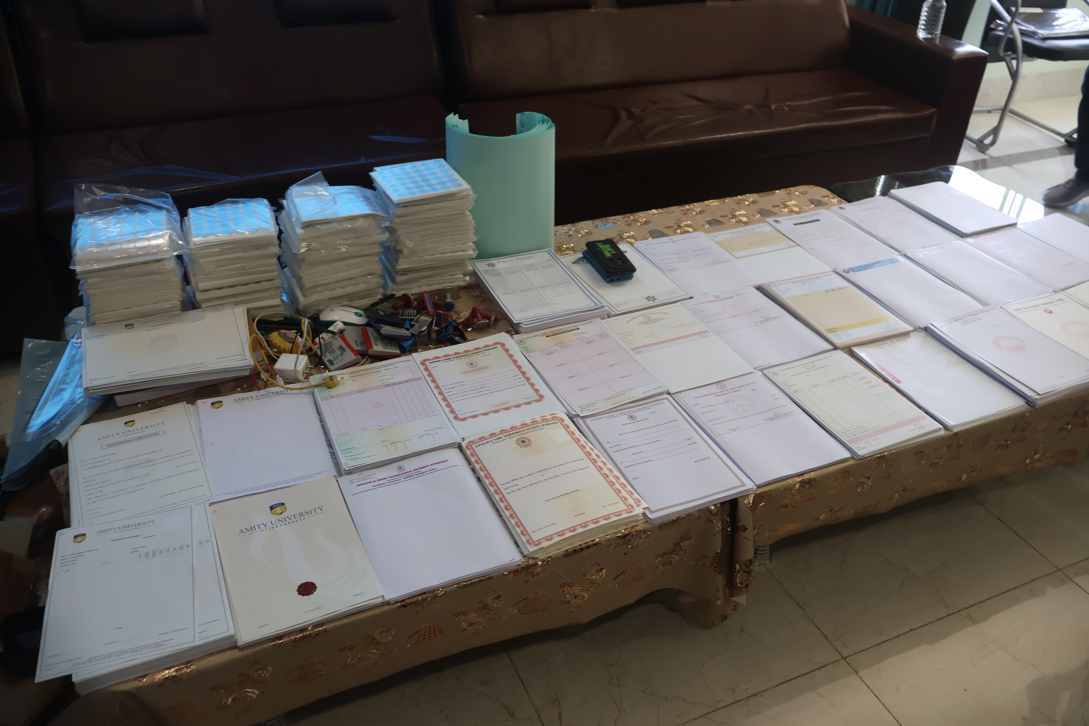 ठूलो परिमाणमा नक्कली शैक्षिक प्रमाणपत्रसहित भारतीय नागरिक पक्राउ