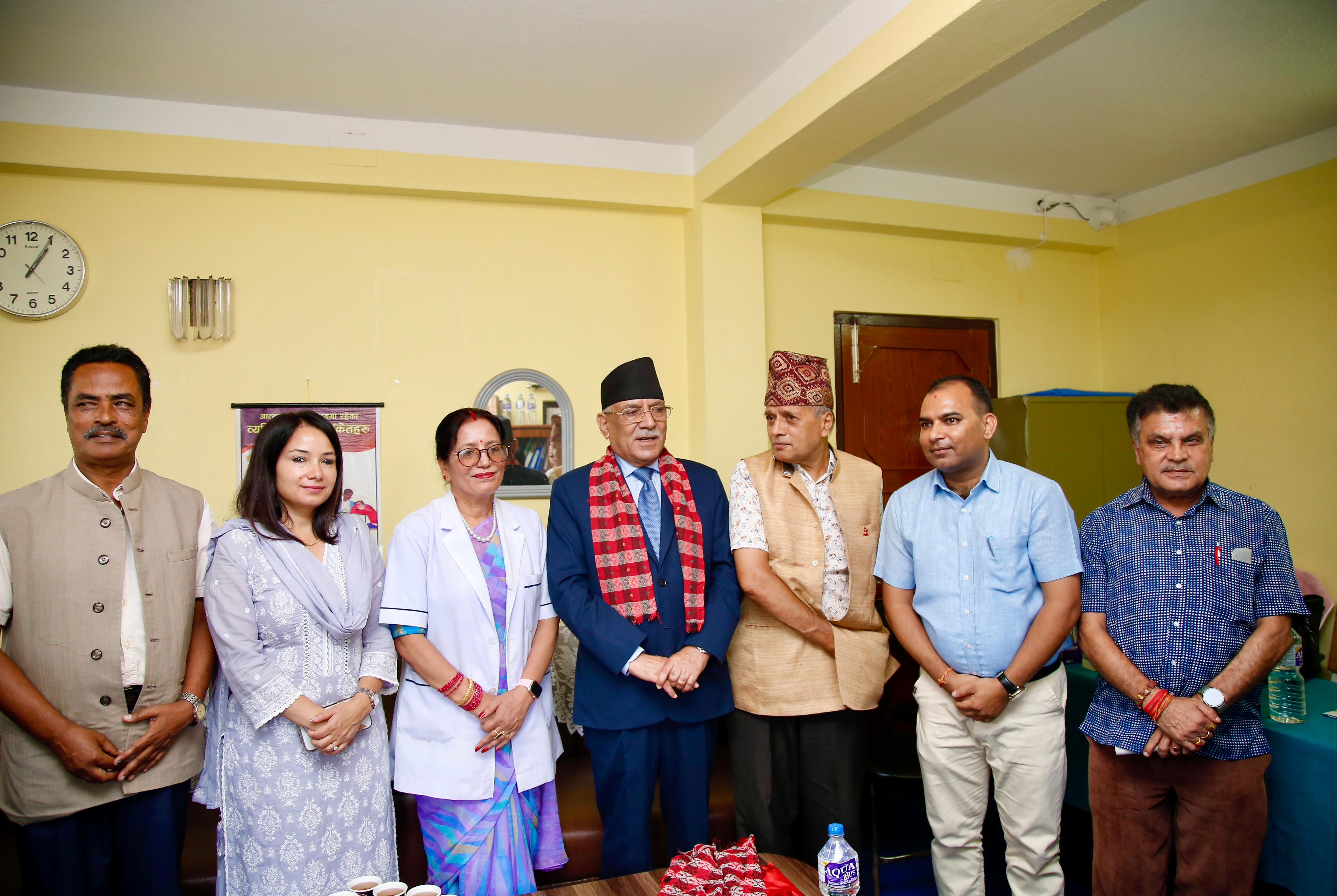 खुमबहादुरलाई प्रचण्डको दुई लाख सहयोग