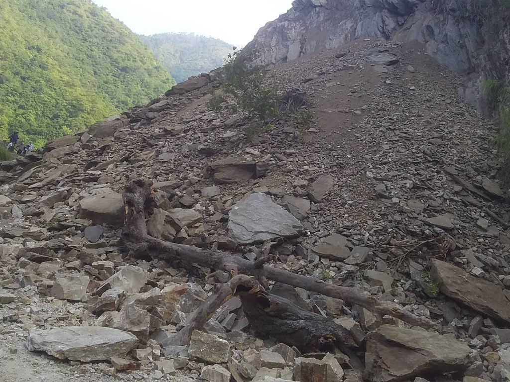 पहिरोले हेटौँडा-कुलेखानी-सिस्नेरी-दक्षिणकाली सडक अवरुद्ध