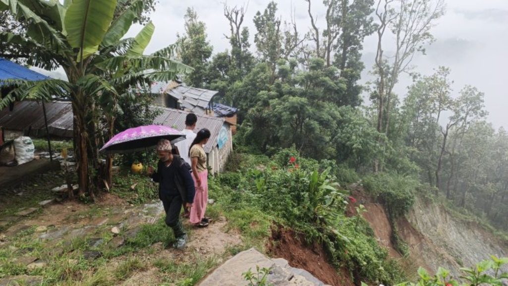 पहिरोले मोदीको कोरुङ्गा गाउँ जोखिममा