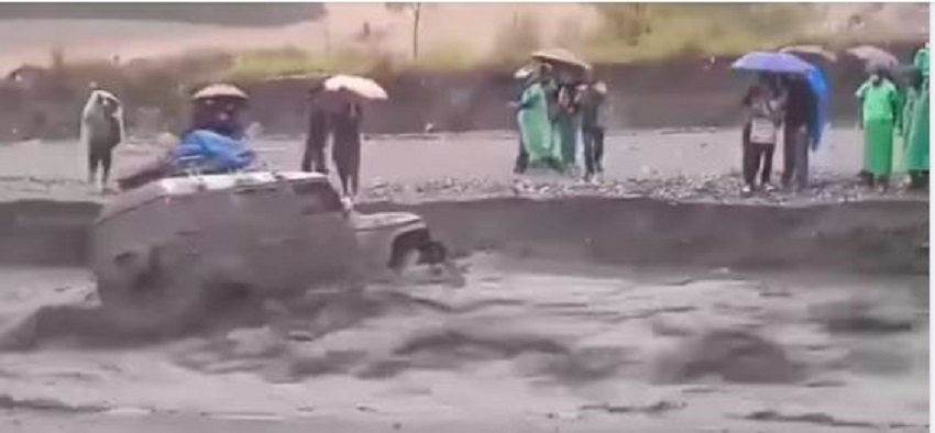 गुल्मीमा खोलाले बगायो कार