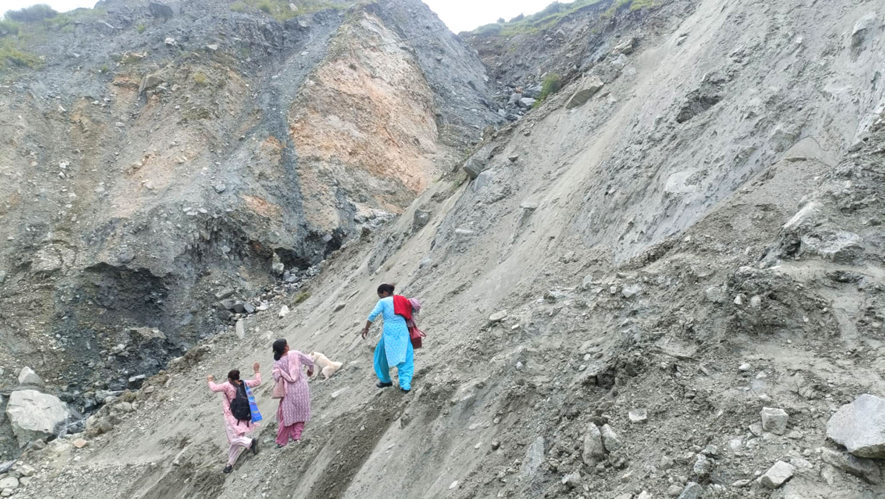 दुई महिनादेखि गमगढी–बालै–पिना सडक अवरुद्ध, हिँड्नसमेत समस्या