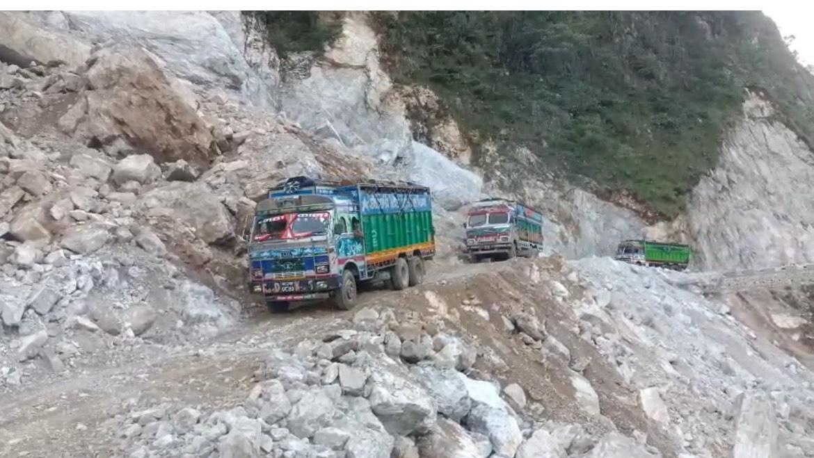 अपी सडक निर्माणमा ढिलाइ, महँगीको मारमा स्थानीय