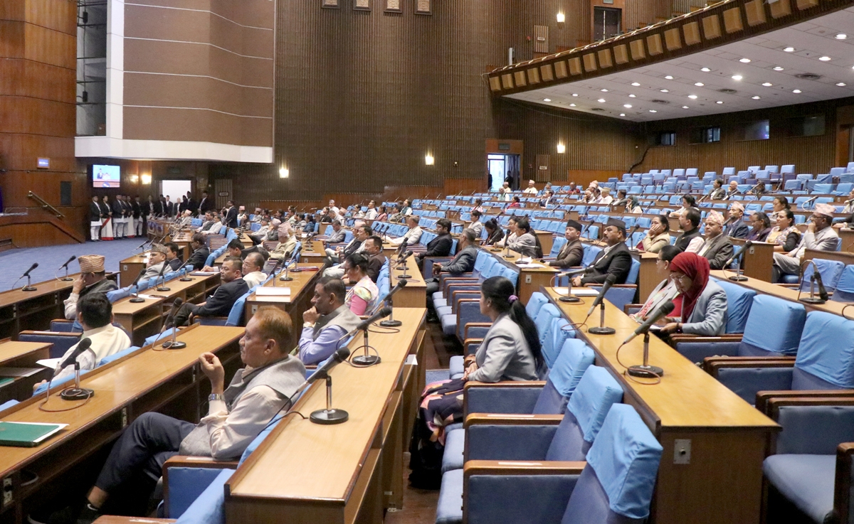 प्रतिनिधिसभा बैठक बस्दै, सांसदको प्रश्नमा सम्बन्धित मन्त्रीले जवाफ दिँदै