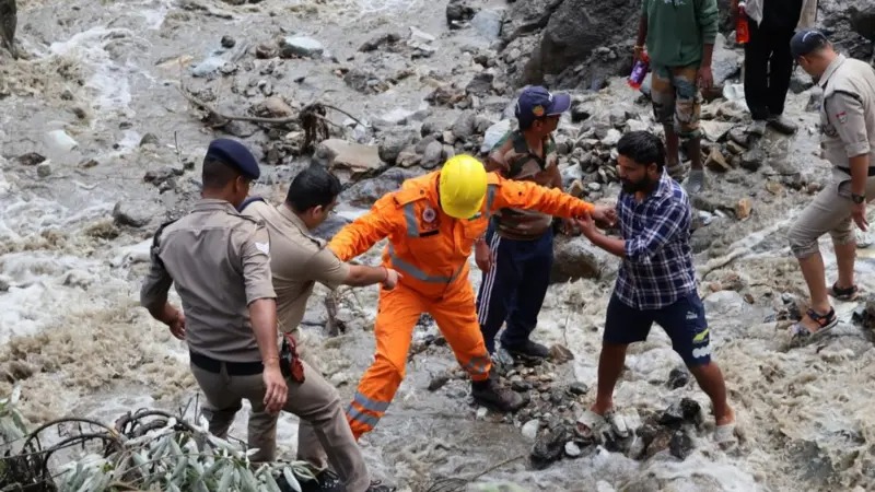 उत्तराखण्डको चमोलीमा भारी वर्षा र भग्नावशेषले विनाश, १० जना बेपत्ता