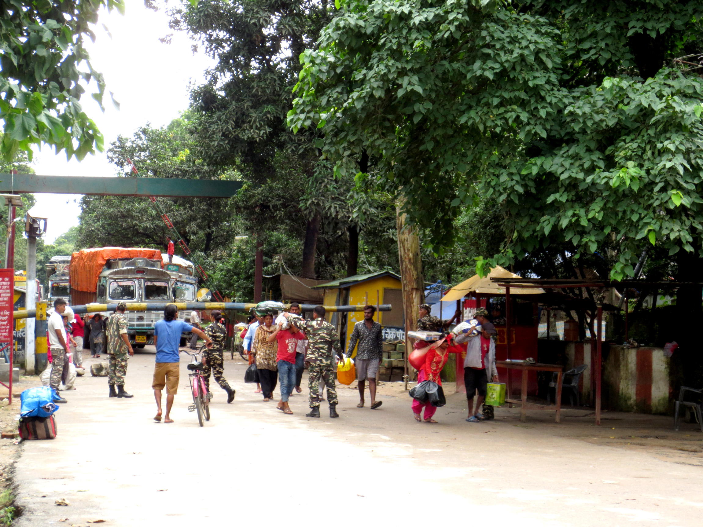 त्रिनगर नाकाबाट नौ हजारभन्दा बढी व्यक्ति स्वदेश भित्रिए