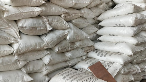 गोलबजारका व्यापारीको गोदामबाट अनुदानमा प्राप्त १५४ बोरा मल बरामद