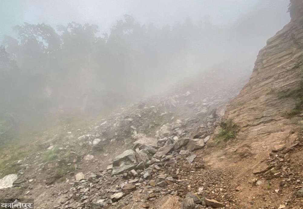 पहिरोका कारण कर्णाली राजमार्ग पुनः अवरुद्ध