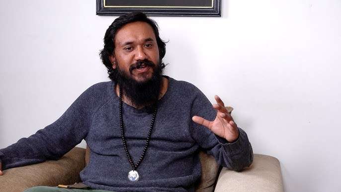 अभियानता सुनारले रवि लामिछानेमाथिको राजनीतिक प्रतिशोधको विरुद्धको हस्ताक्षर गर्दै