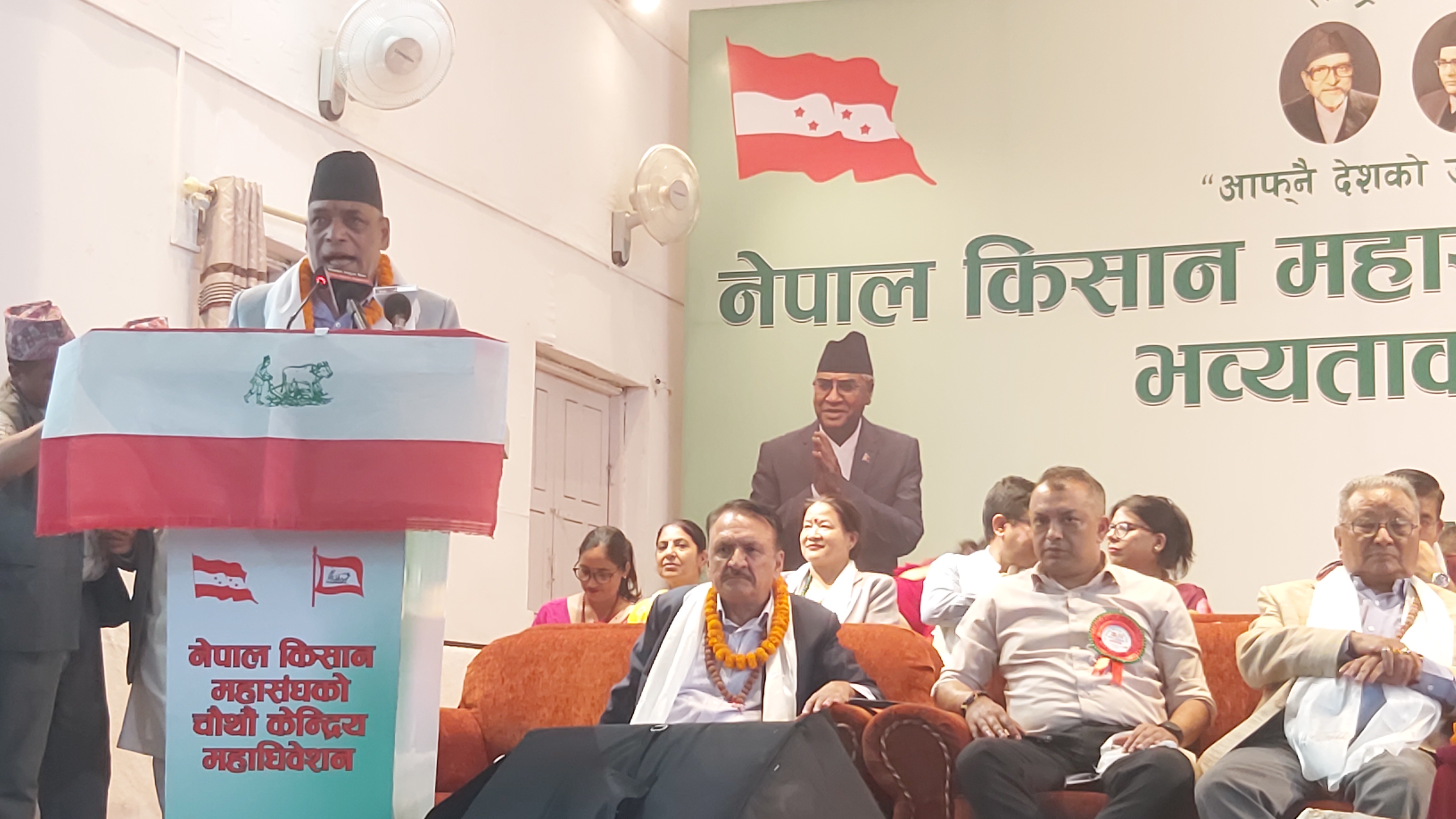 किसानका समस्या समाधानमा सरकार गम्भीर: मन्त्री अधिकारी