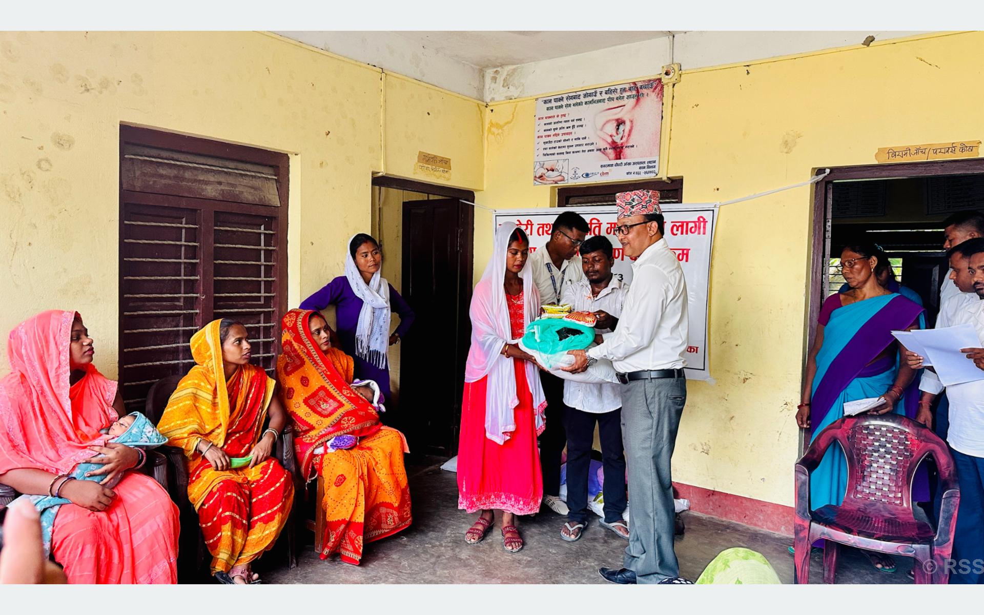 लहानमा ९० जना सुत्केरी र गर्भवतीलाई पोषण सामग्री वितरण