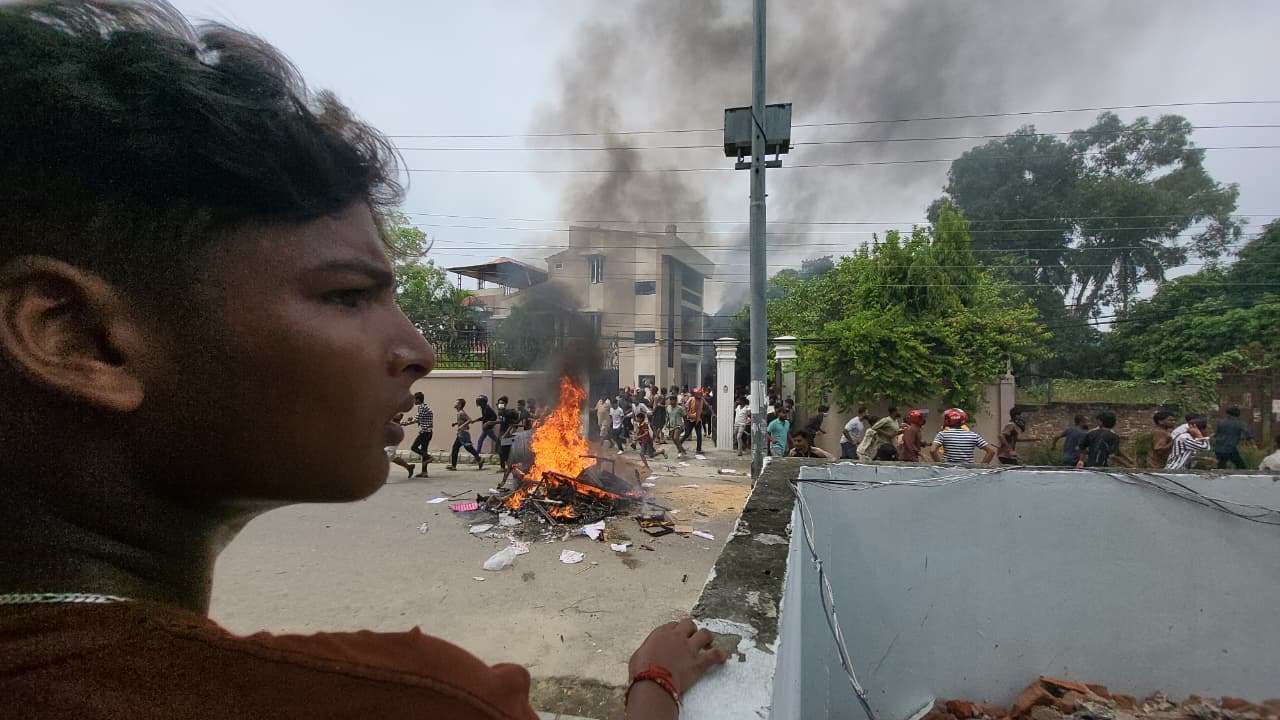 एमाले नेता रघुवीर महासेठको घरमा आगजनी