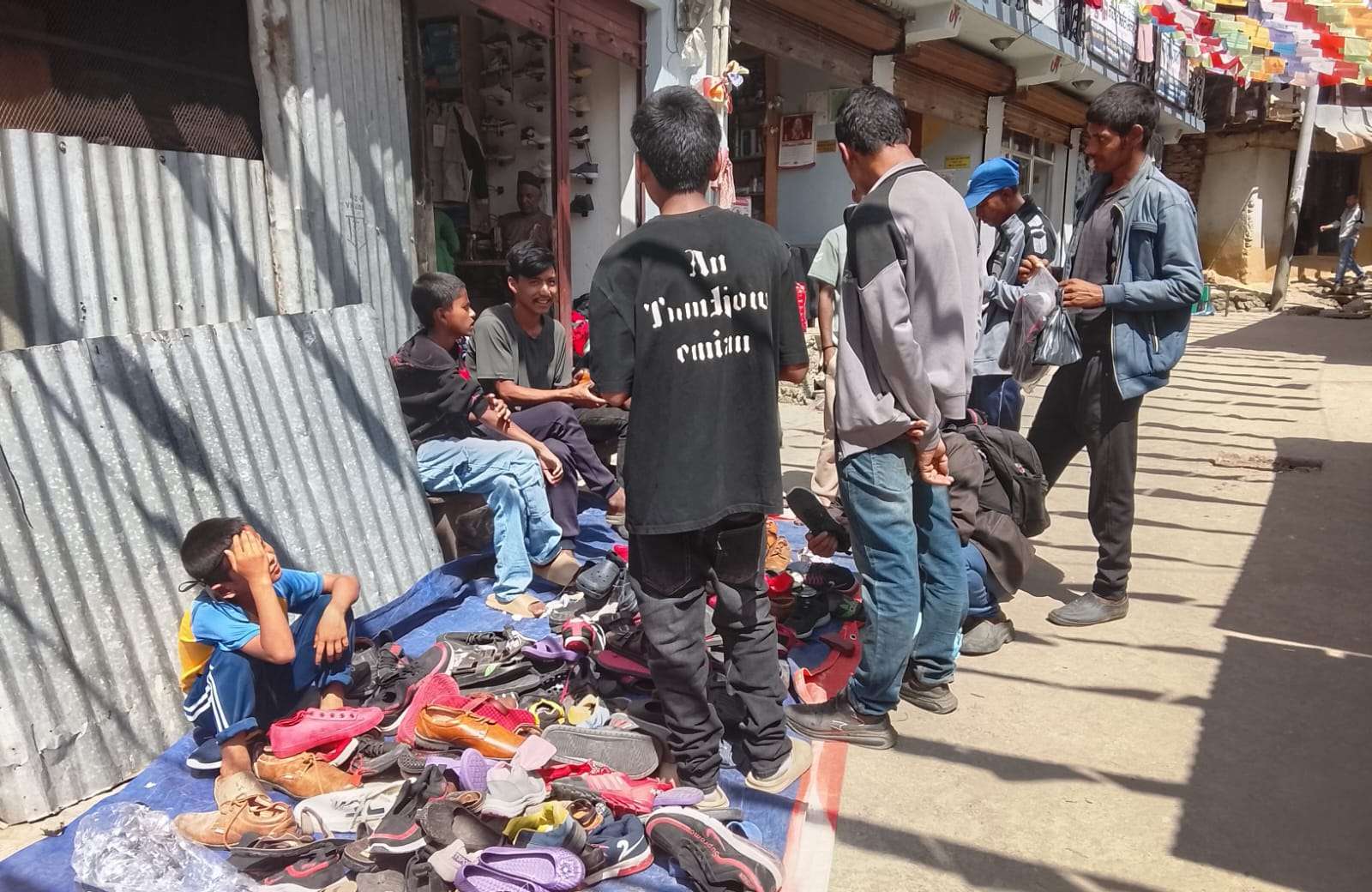 बाजुरामा चाडपर्वको चहलपहल, बजारमा सामाग्री किन्नेको भीड