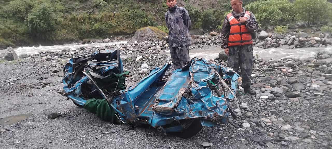 अटो दुर्घटनामा परी बेपत्ता दुई यात्रुको शव फेला, एकको खोजीकार्य जारी