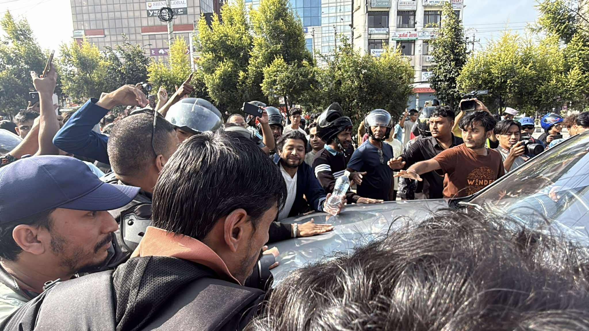 बानेश्वरमा जेनजी पुस्ताका युवाहरु प्रदर्शन गर्दै