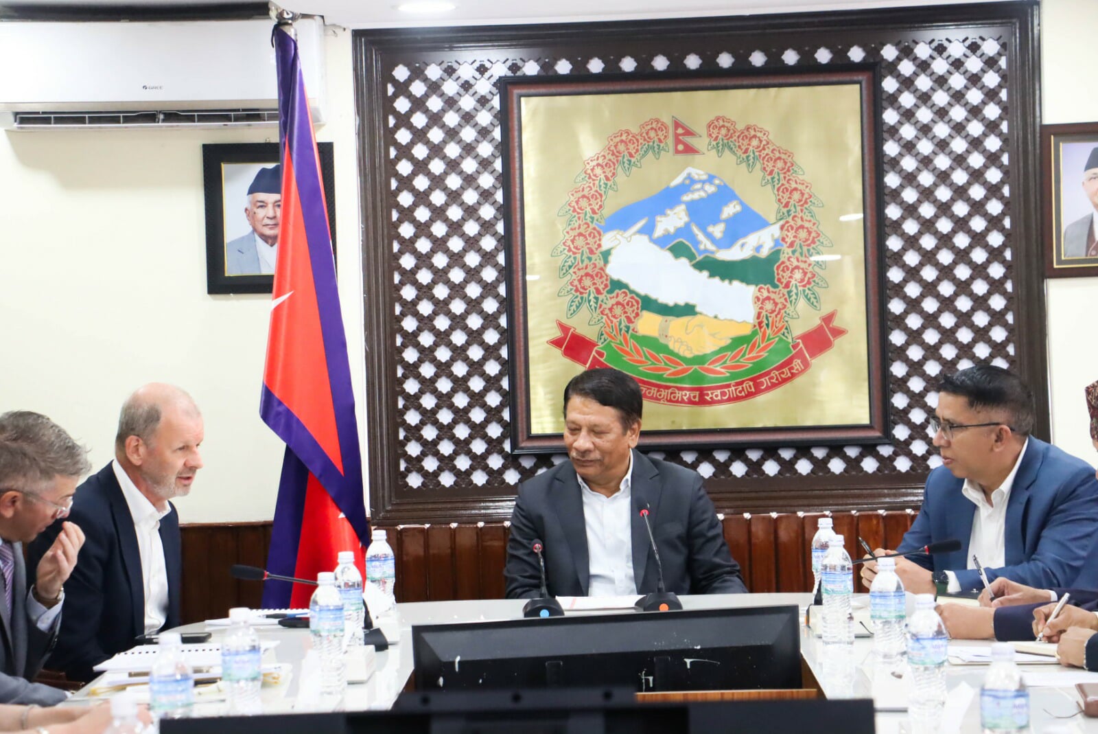 कार्यवाहक प्रधानमन्त्री सिंह र विश्‍व बैंकका दक्षिण एशिया क्षेत्र हेर्ने उपाध्यक्ष जोहानेस जुटबीच भेटवार्ता