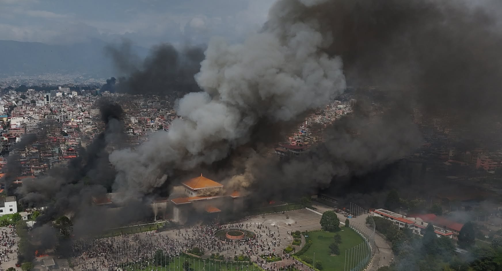 संसद् भवनमा आगजनी (तस्बिरहरू)