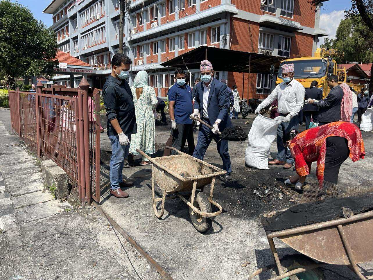महासचिवसहित कर्मचारीले सफा गरे संसद सचिवालयको आगजनीको फोहोर