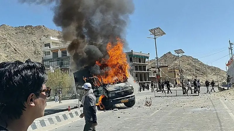 भारतमा फैलियो जेन-जी आन्दोलन, ४ जनाको मृत्यु, भाजपा कार्यालयसित धेरै ठाउँमा आगजनी