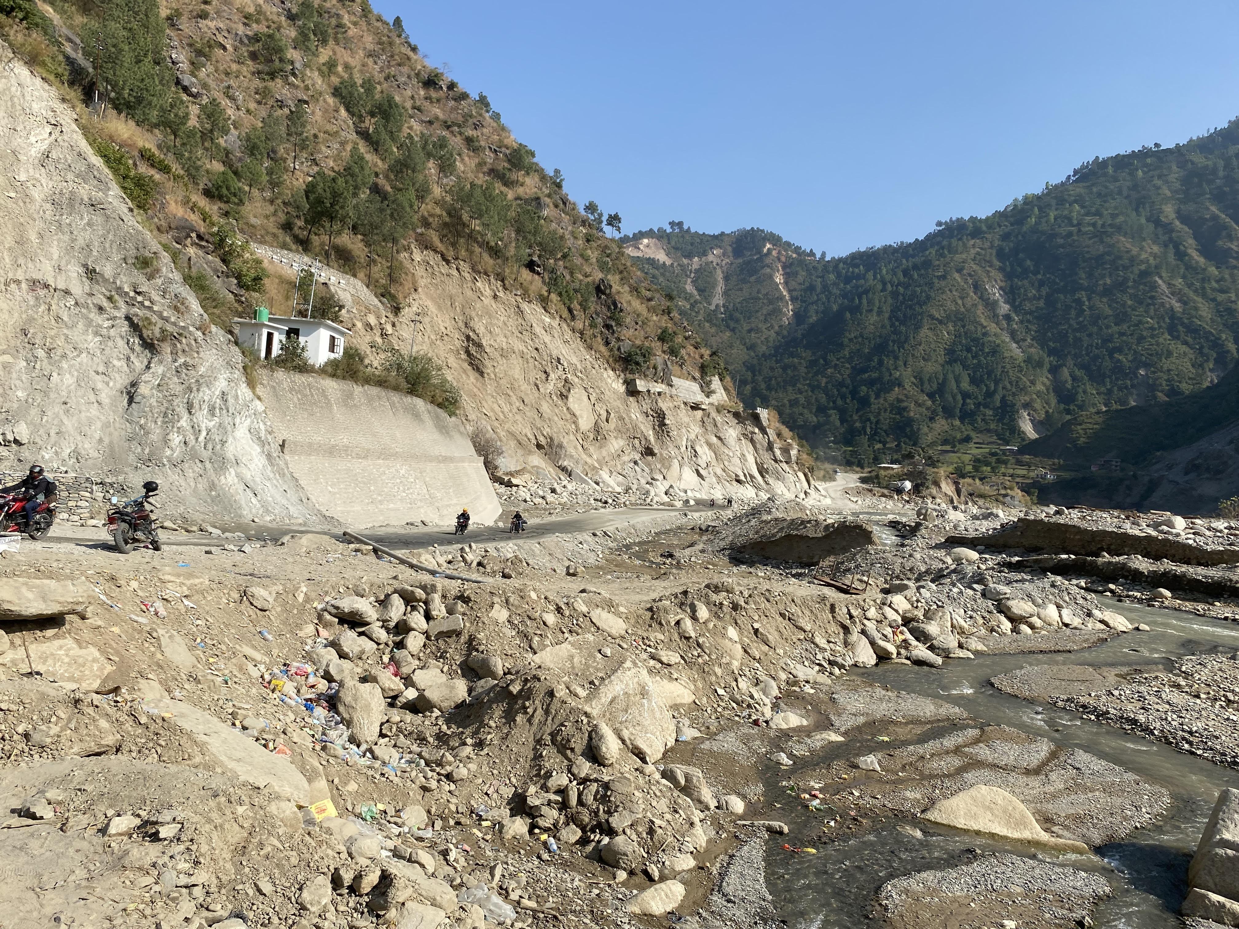 बिपी राजमार्ग : अवरुद्ध हुन नदिन पुनःमर्मत गरिँदै