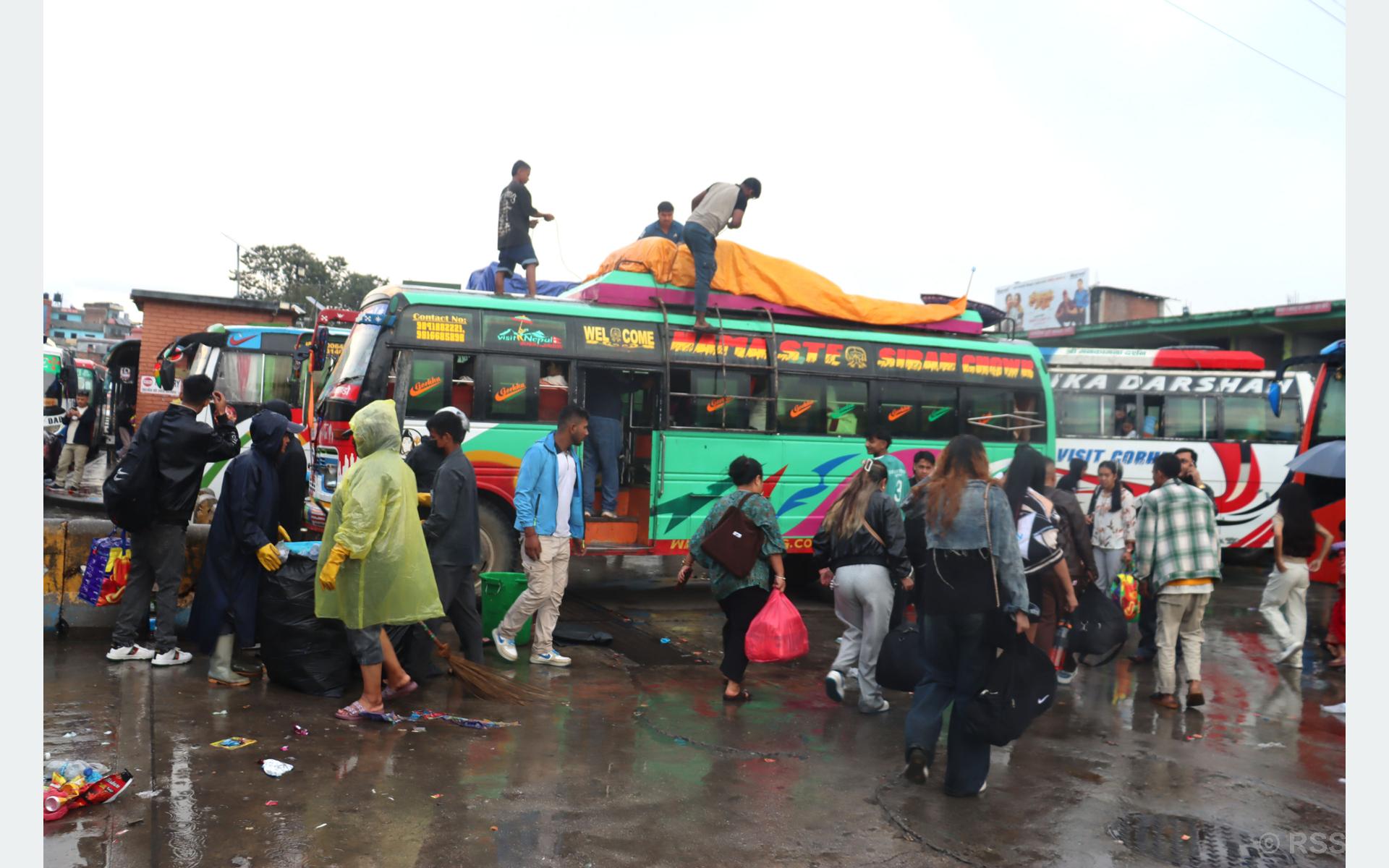 दसैं सुरु भएपछि साढे पाँच लाखले छाडे उपत्यका