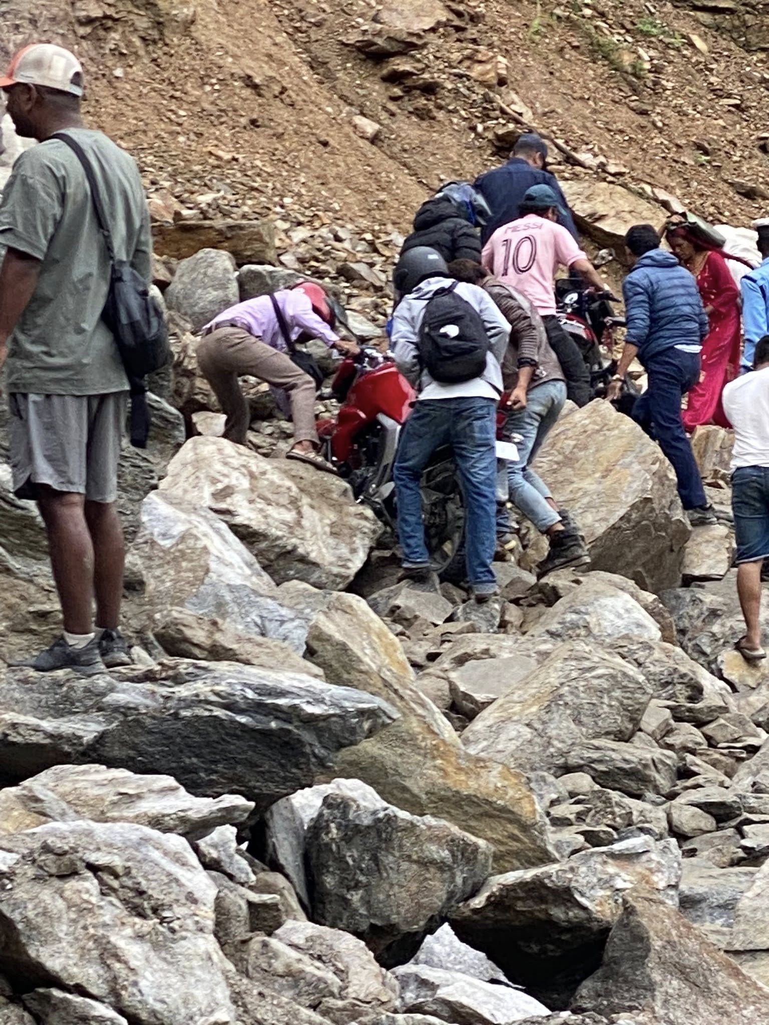 कर्णाली राजमार्ग अवरुद्धः स्याउ बाटोमै कुहिने चिन्ता