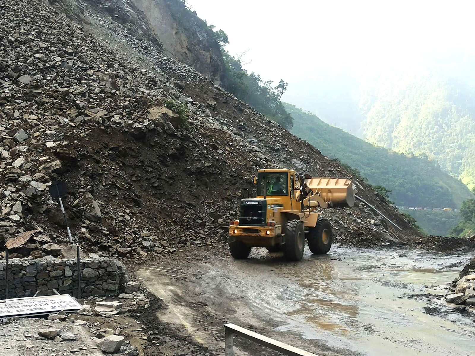 बाढीपहिरोका कारण विभिन्न सडकखण्डमा सवारी सञ्चालनमा कठिनाइ