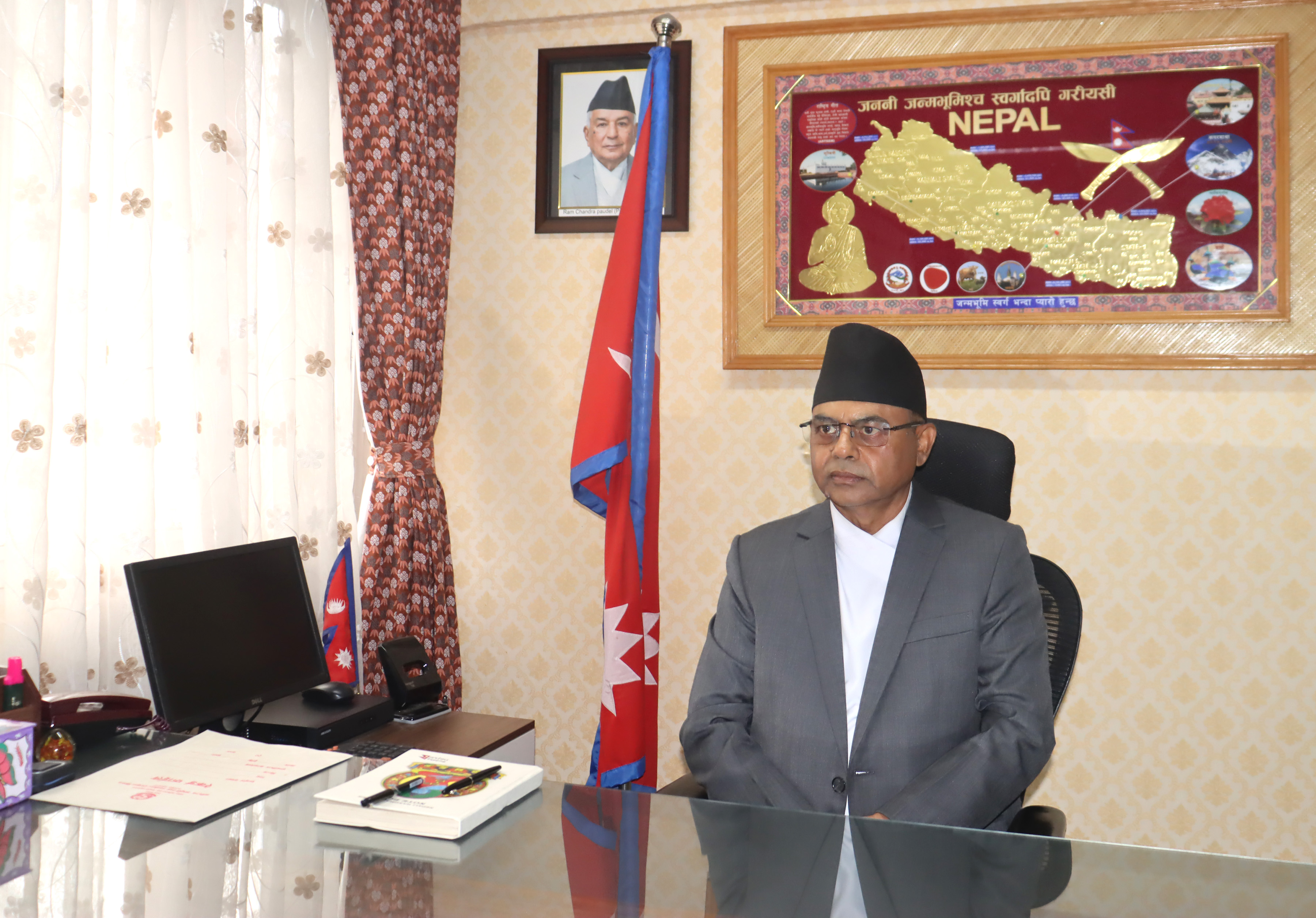 पदबहाली गर्दै उद्योगमन्त्री सिन्हाद्वारा पुनःनिर्माणमा देशमै उत्पादित सामाग्रीको प्रयोग गर्न निर्देशन