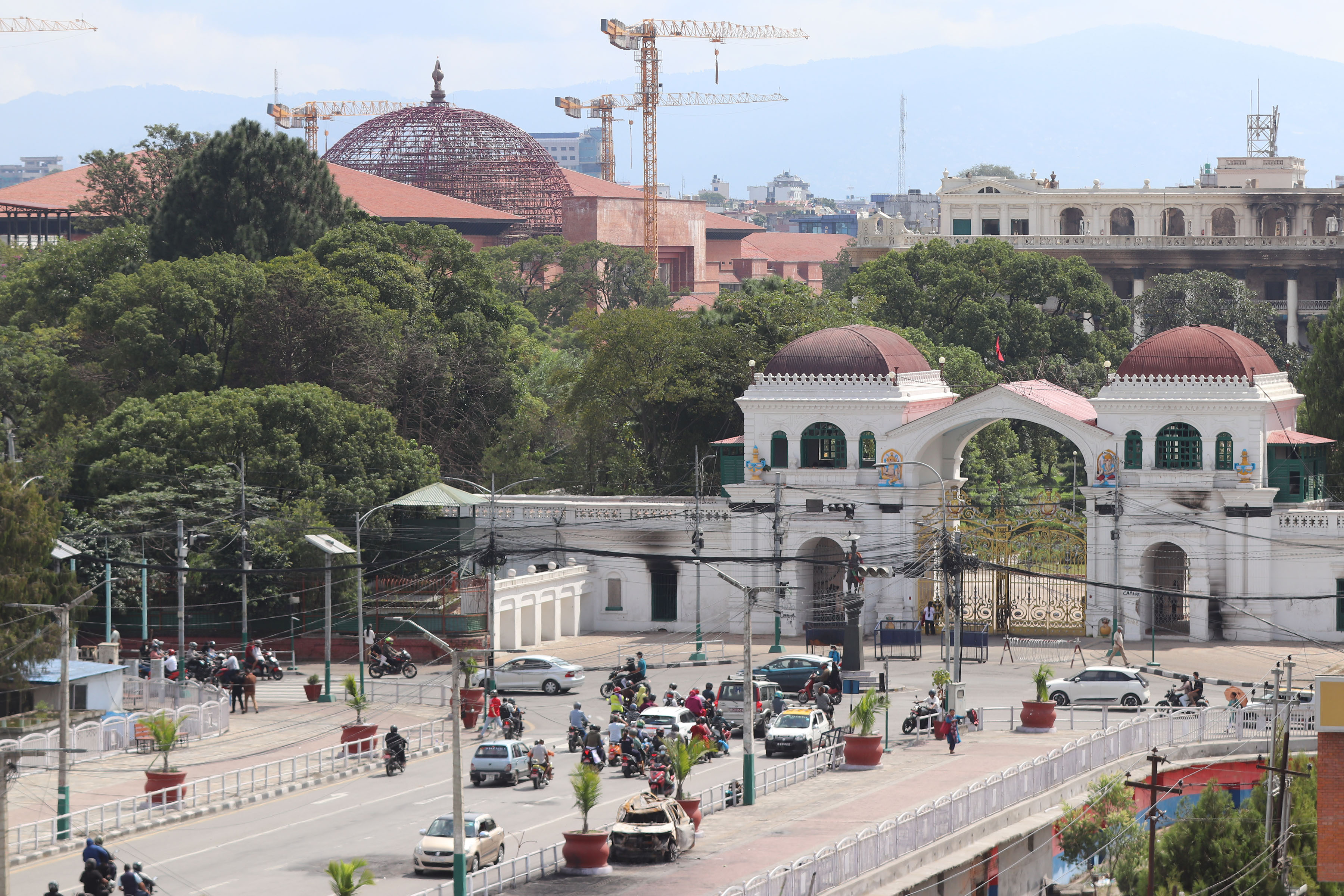 काठमाडौं महानगरद्वारा सडकका भग्नावशेष हटाउन सुरु
