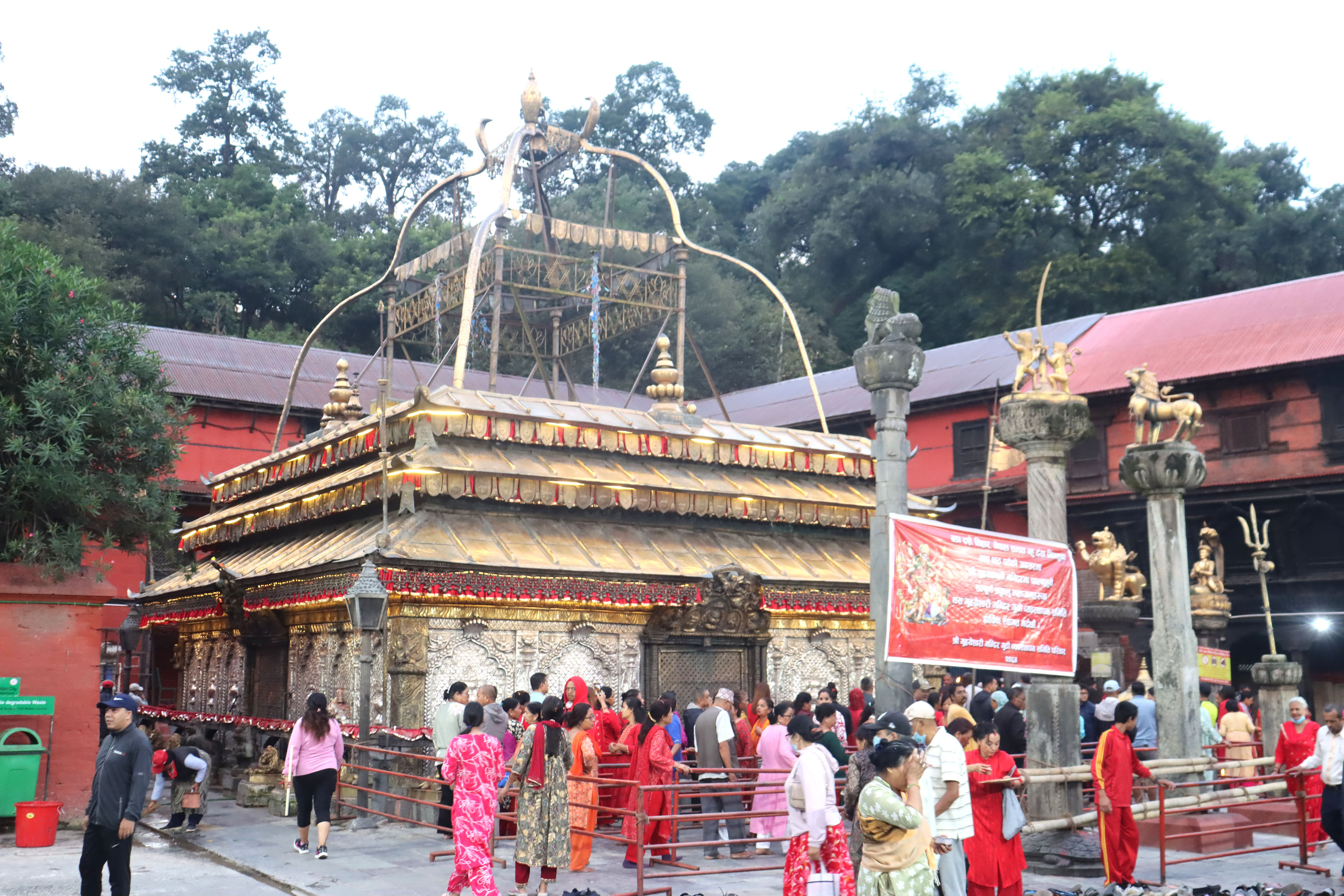 गुहेश्वरी मन्दिरमा भक्तजन