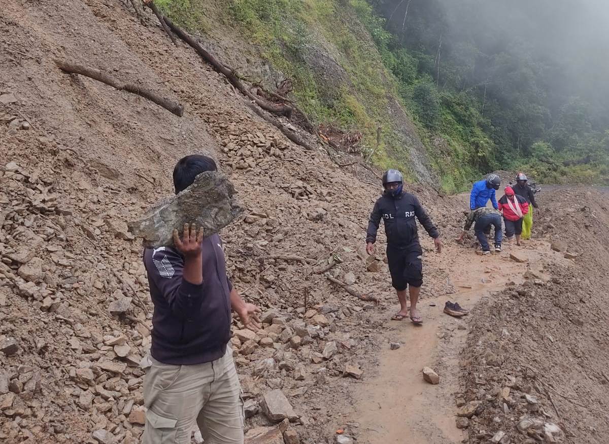 पहिरोले मध्यपहाडी लोकमार्ग अवरुद्ध