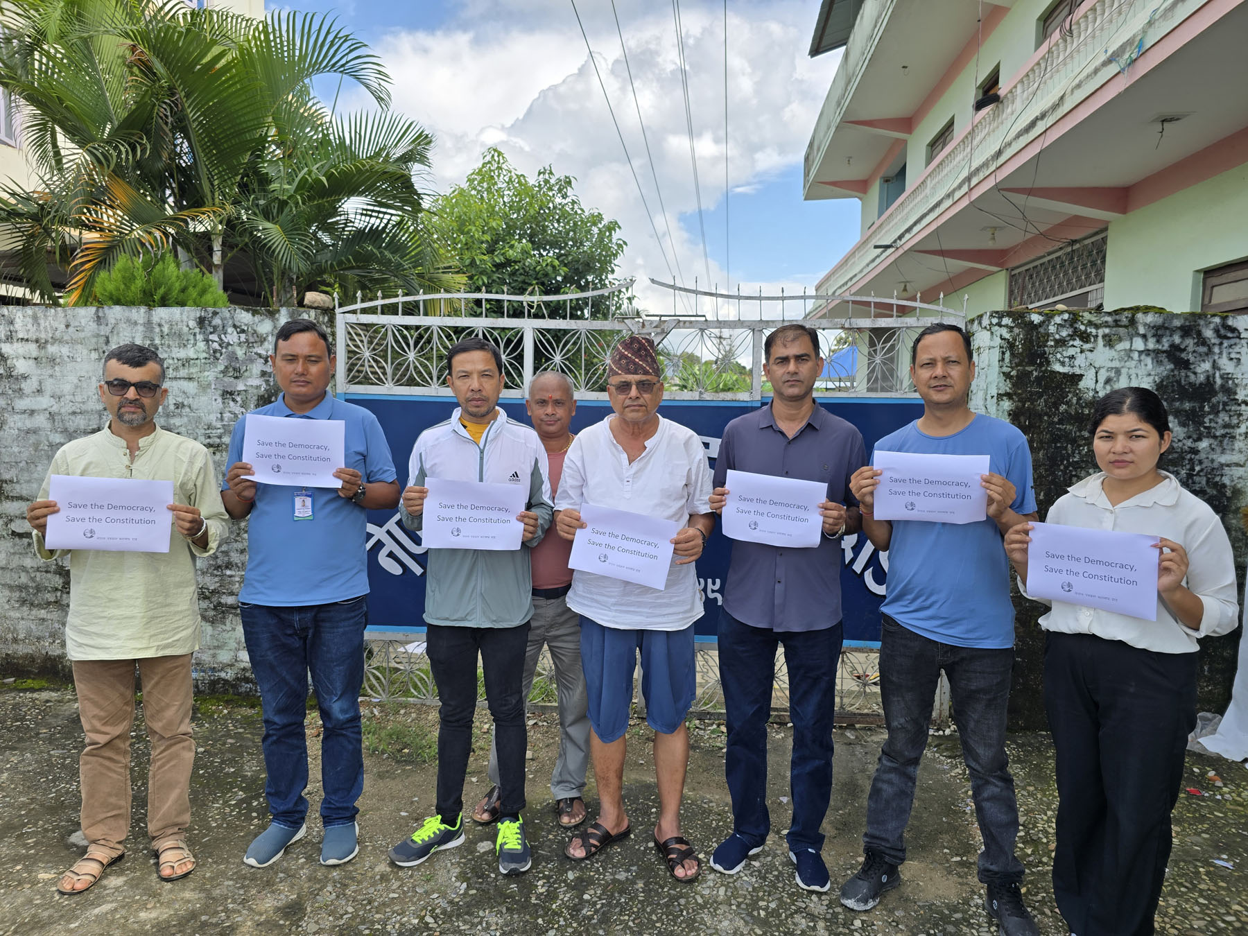 संविधान हातमा लिएर सडकमा उभिए पेसाकर्मी