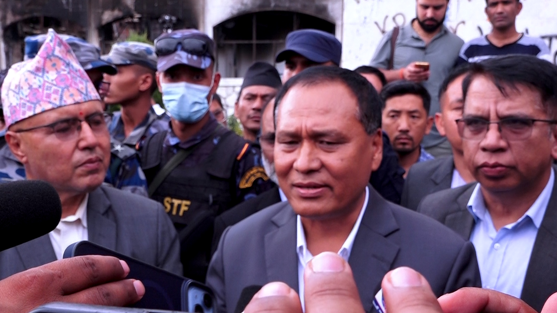 भौतिक पूर्वाधार मन्त्री घिसिङद्वारा बिपी राजमार्गको अनुगमन