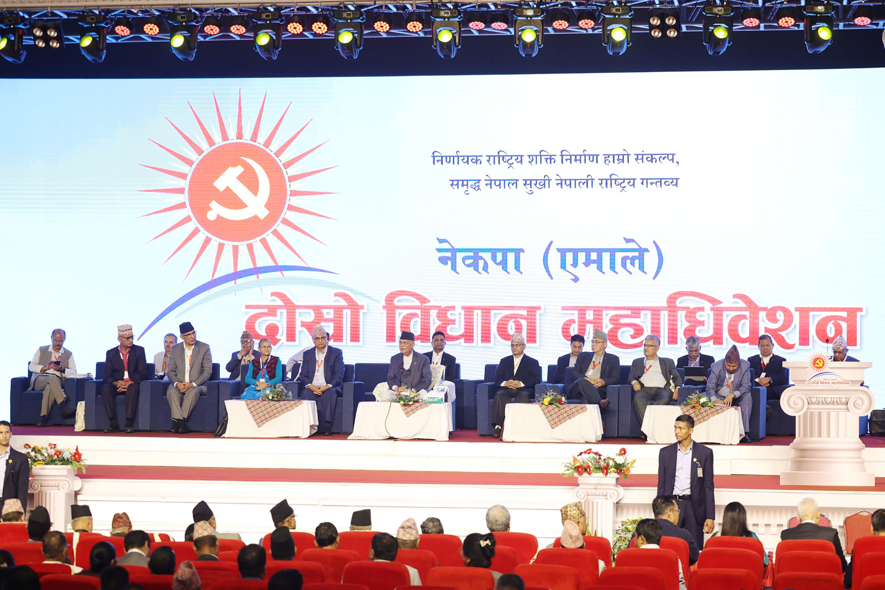 एमालेको नेतृत्वमा अध्यक्ष ओलीको विकल्प नभएको प्रतिवेदन पेस