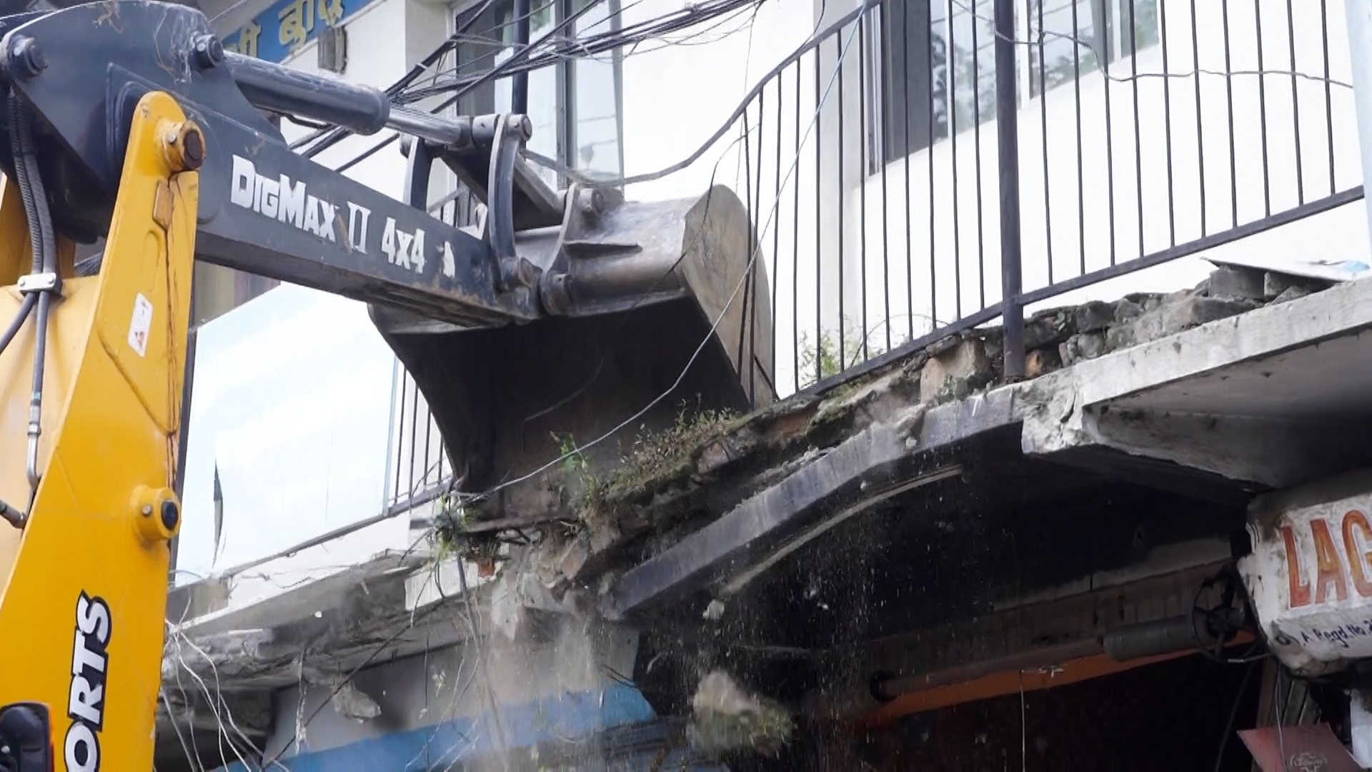 ललितपुर महानगरले विकास समितिका दुई भवनमा डोजर चलायो (तस्बिर)