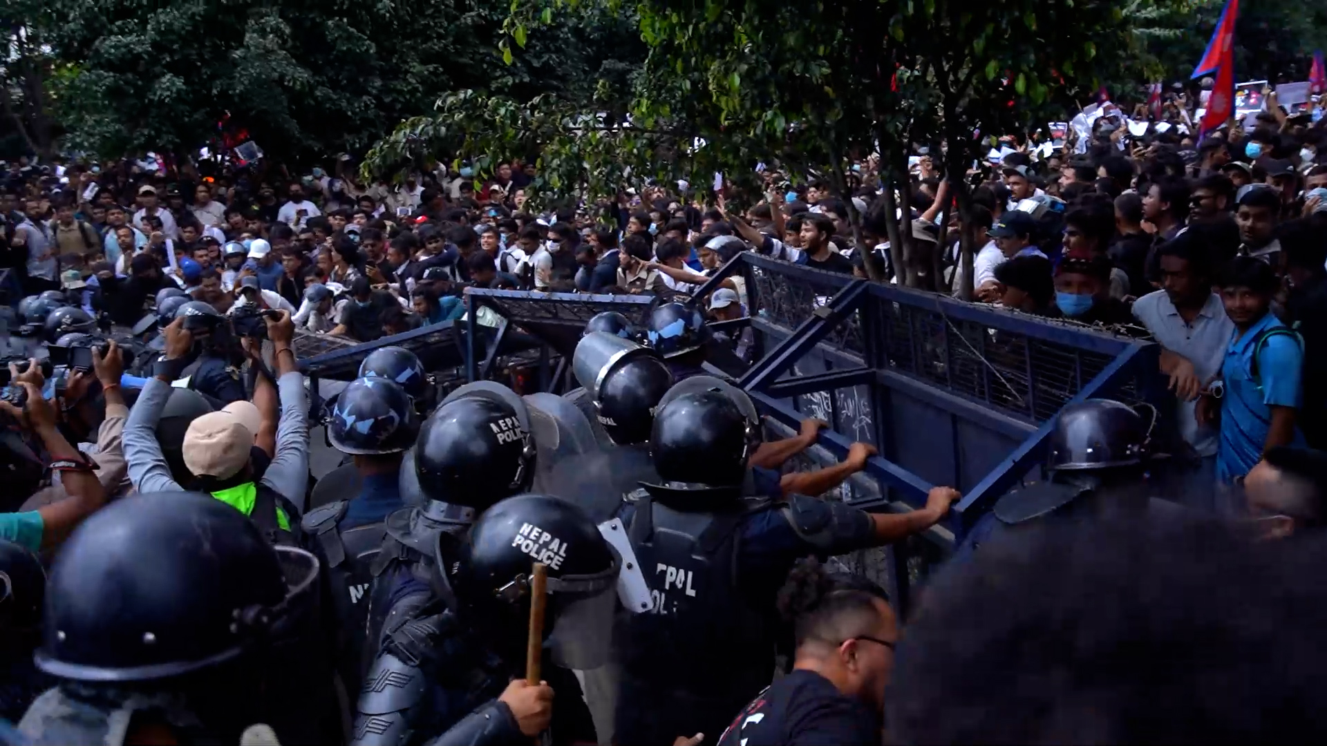 प्रहरीको निषेधित क्षेत्र तोडेर संसद् भवनभित्र छिरे जेन-जी