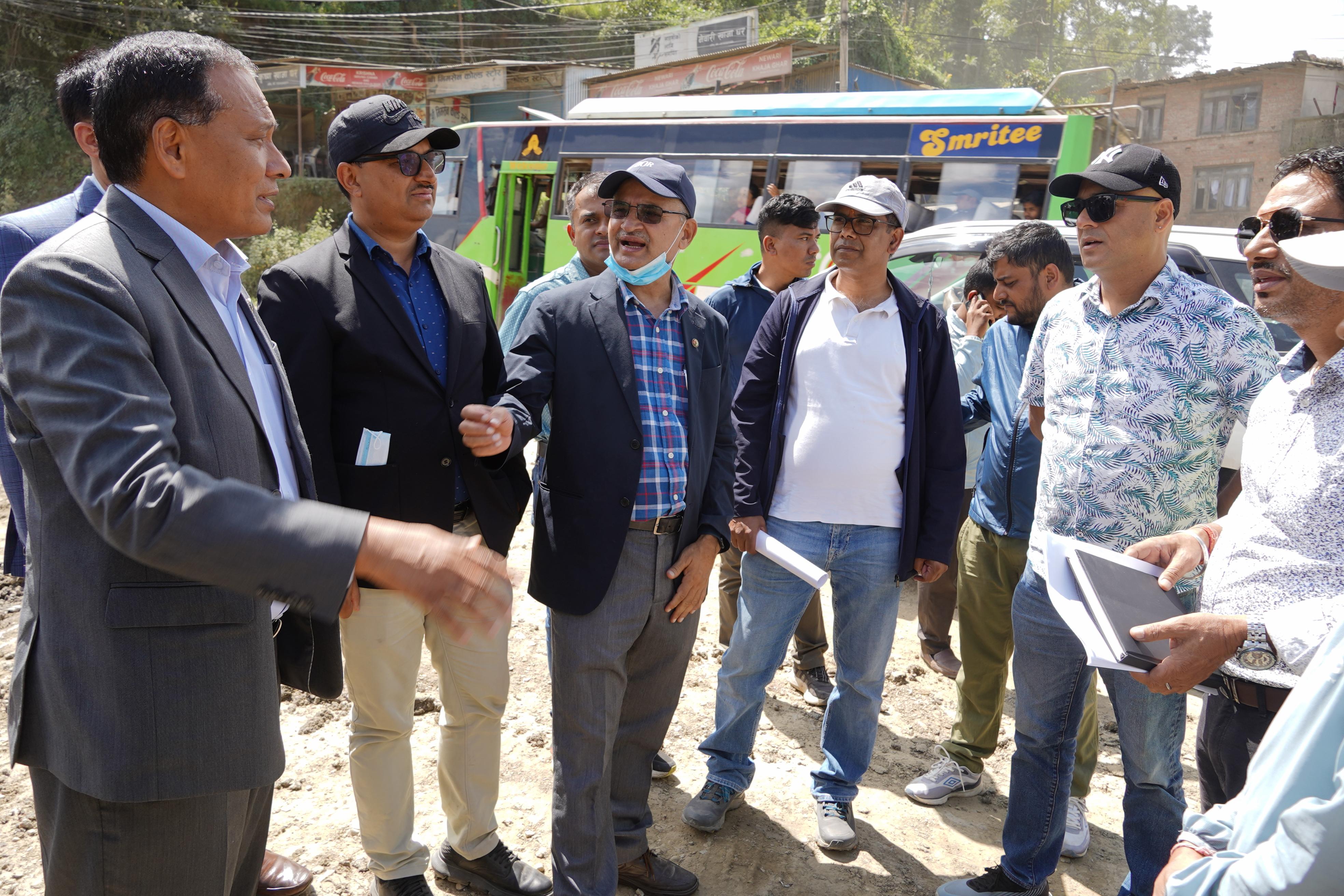 सूर्यविनायक-धुलिखेल सडकको अनुगमनमा पुगे कुलमान, हाल सम्म ४५ प्रतिशत मात्र प्रगति