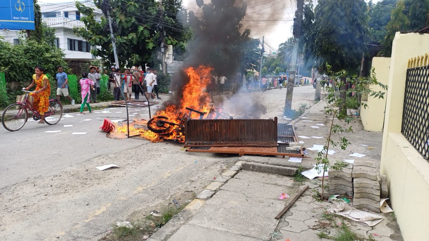 विराटनगरमा जेनजी : प्रदेशसभा भवन र एमाले कार्यालयमा आगजनी