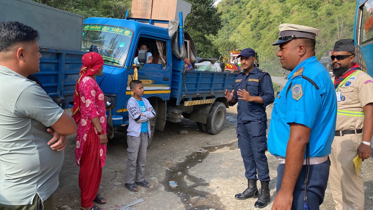 बिपी राजमार्गमा ट्राफिक सचेतना, यात्रुहरुलाई राम्रो व्यवहार गर्न सुझाव